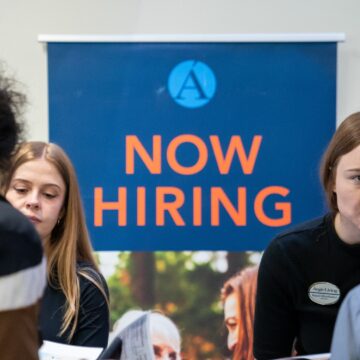 US Job Growth Remains Strong, Unemployment Holds Steady