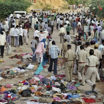 India Temple Stampede Kills Seven