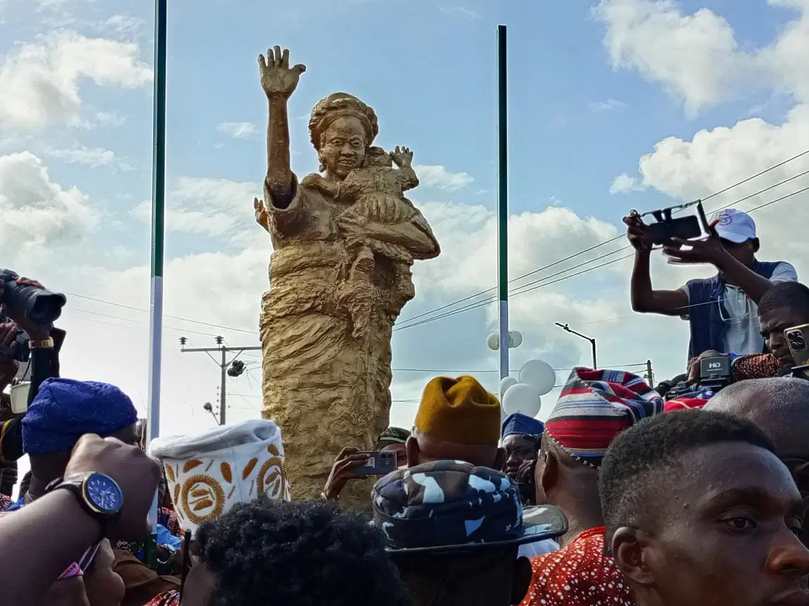 Thousands Of Twins Gather For ‘World Twins Festival’ In Nigeria’s Igboora Thousands Of Twins Gather For ‘World Twins Festival’ In Nigeria’s Igboora